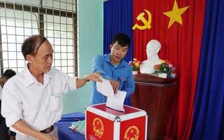 Cử tri Quảng Ngãi bỏ phiếu chọn phương án sáp nhập cấp tỉnh, cấp xã